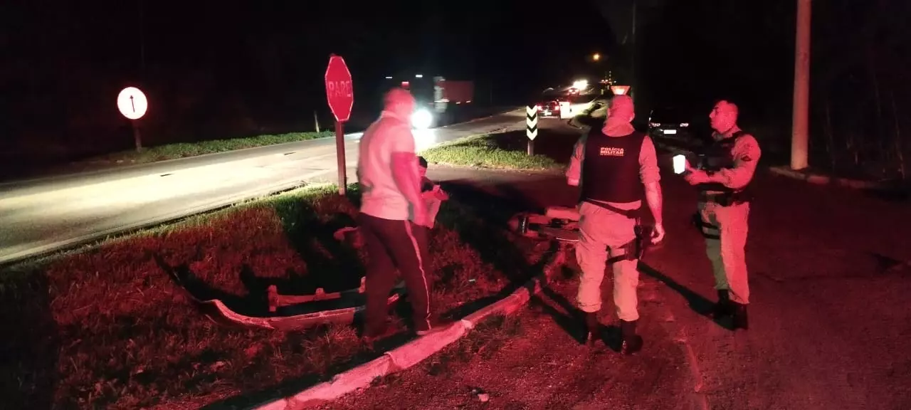 Carro e moto se envolvem em acidente em Ewbank da Câmara